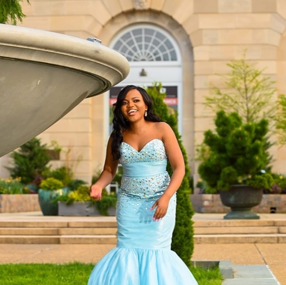 Gorgeous formal Jovani gown statement gown - Picture 2 of 2